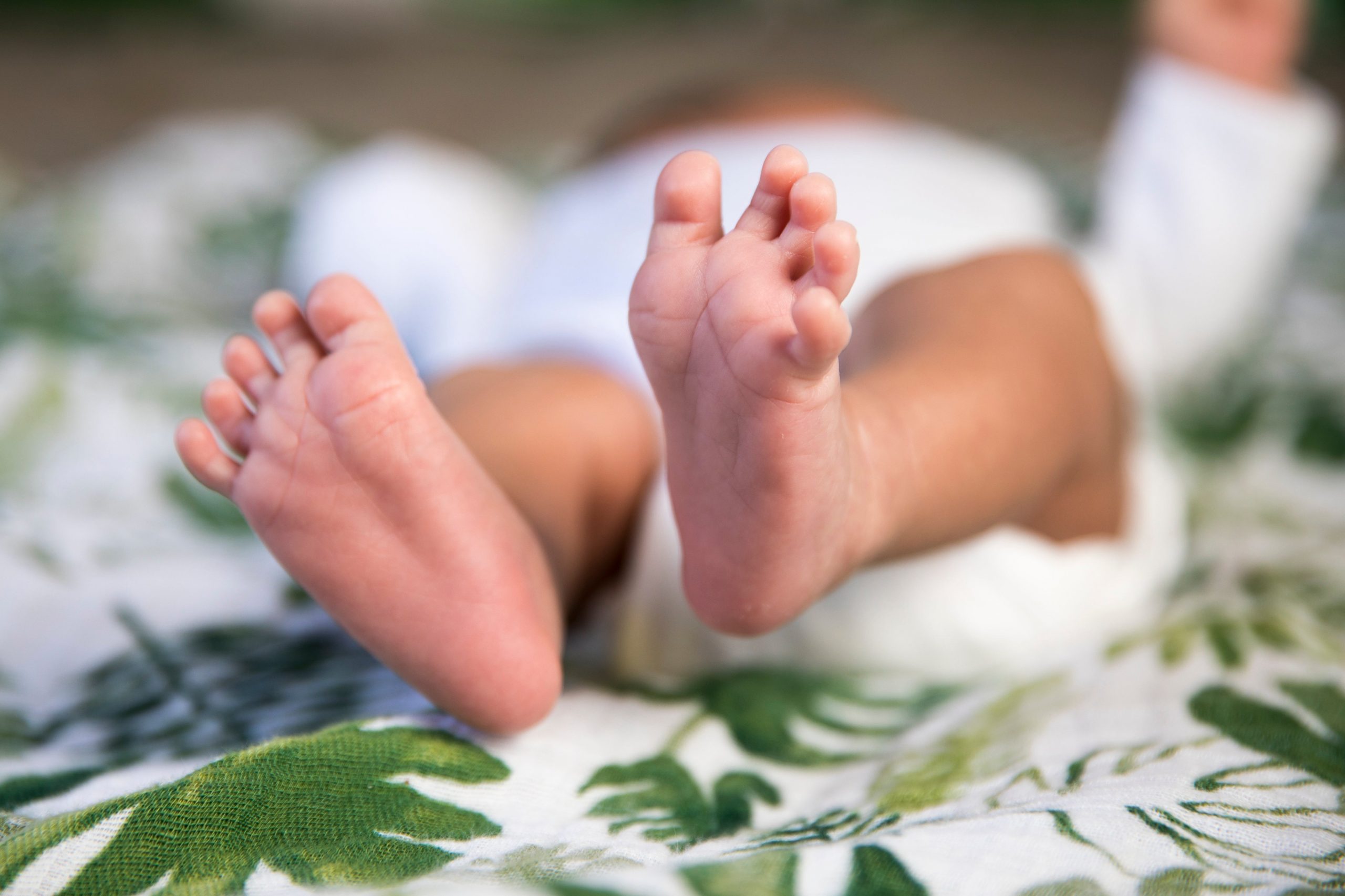 Bildliche Darstellung von Baby Füßen.